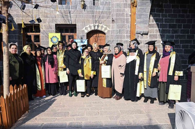 Diyarbakır’da Okuma Yazma Öğrenen Kadınlar Kep Attı