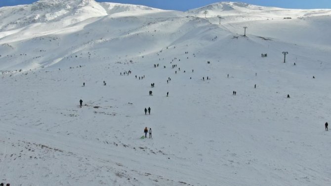 Göl Manzaralı Kayak Merkezi Kara Hasret Kaldı, Sezon Açılamadı