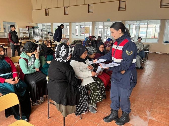 Gönen İ̇lçe Jandarma Komutanlığı Kadın Çiftçilere Kades Uygulaması Eğitimi Verdi