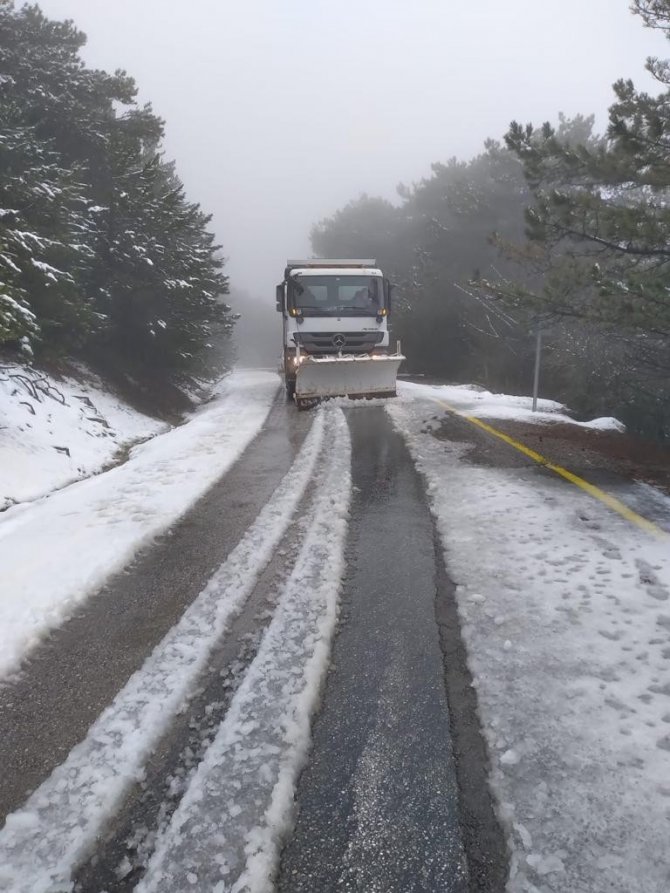İ̇zmir’in Yüksek Kesimlerinde Karla Mücadele Başladı