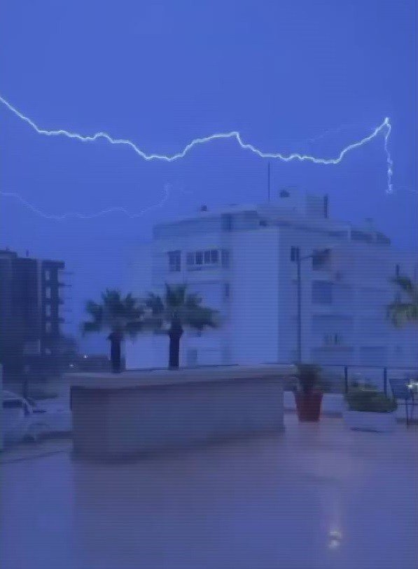 İ̇zmir’de Şimşekler Geceyi Aydınlattı