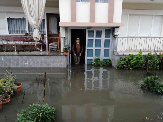 Manisa’da Sağanak Etkili Oldu, Bazı Evleri Su Bastı