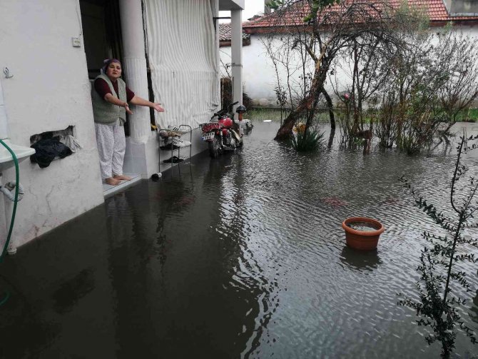 Manisa’da Sağanak Etkili Oldu, Bazı Evleri Su Bastı