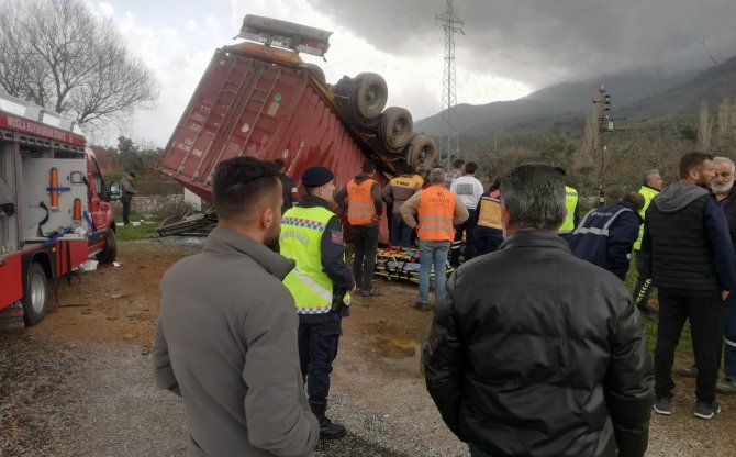 Kontrolden Çıkan Tır Devrildi, Sürücü Araçta Sıkıştı