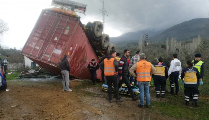 Kontrolden Çıkan Tır Devrildi, Sürücü Araçta Sıkıştı