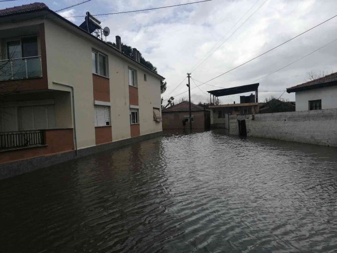 Manisa’da Sağanak Etkili Oldu, Bazı Evleri Su Bastı