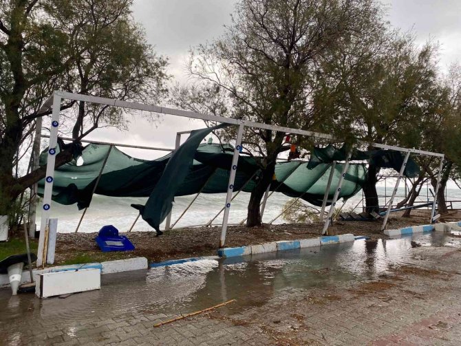 Datça’da Fırtına Restoranın Platformunu Çökertti