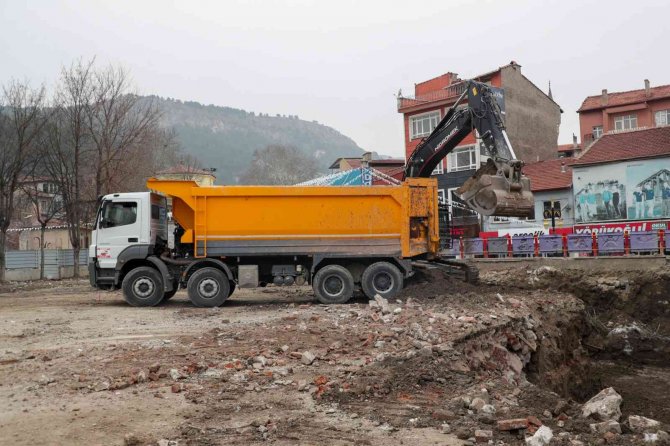 Kütahya 30 Ağustos İ̇ş Merkezi’nde Hafriyat Mesaisi