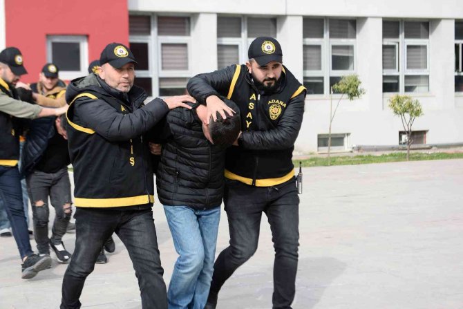 Polis Baskınında Evleri Cephanelik Gibi Çıktı