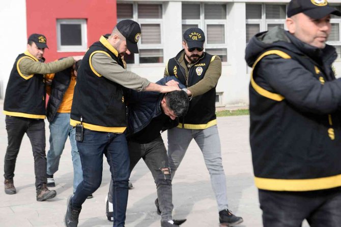 Polis Baskınında Evleri Cephanelik Gibi Çıktı