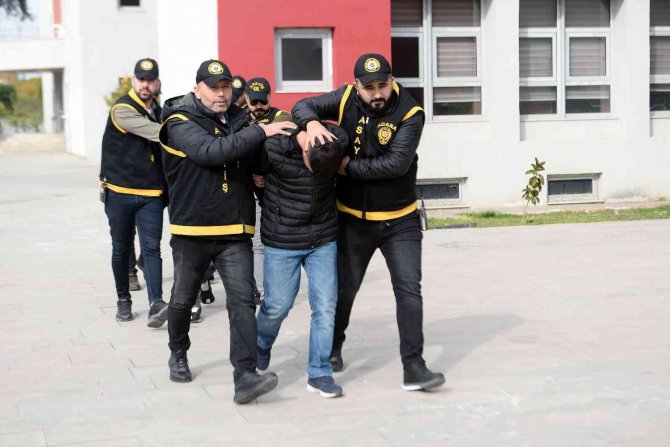 Polis Baskınında Evleri Cephanelik Gibi Çıktı