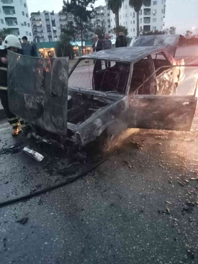 Adana’da Yanan Otomobil Demir Yığınına Döndü