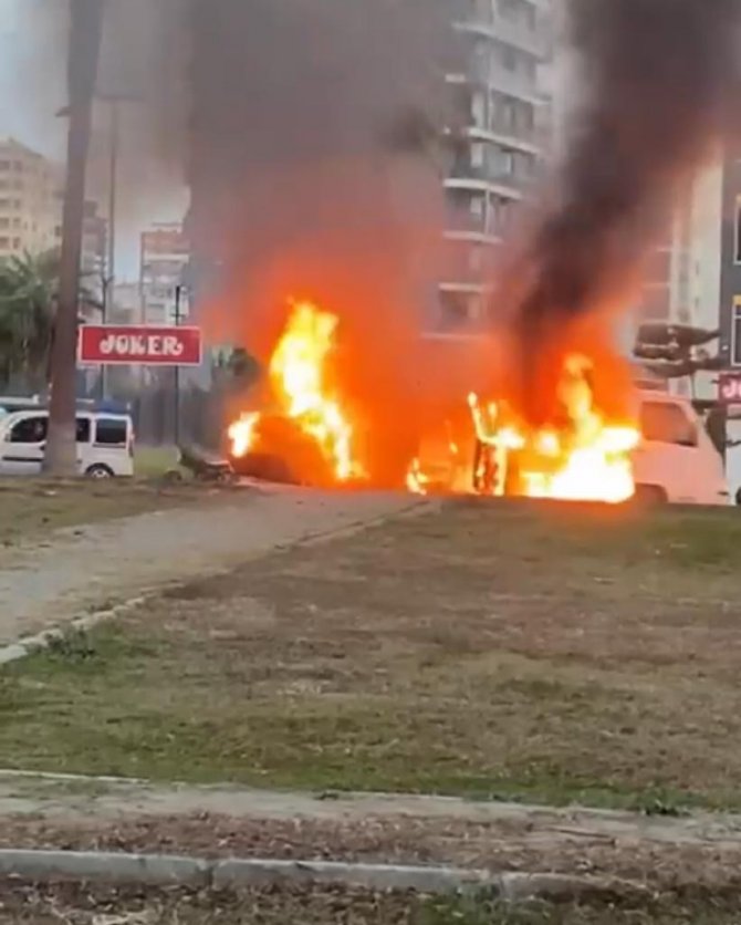 Adana’da Yanan Otomobil Demir Yığınına Döndü