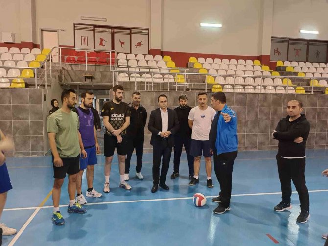 Kaymakam Partal Voleybol Sporcularına Moral Verdi
