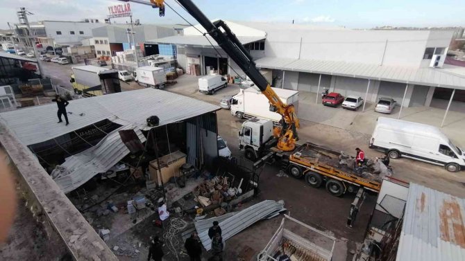 Güvercin Kafeslerini Vuran Fırtınanın Hasarı Sabah Ortaya Çıktı