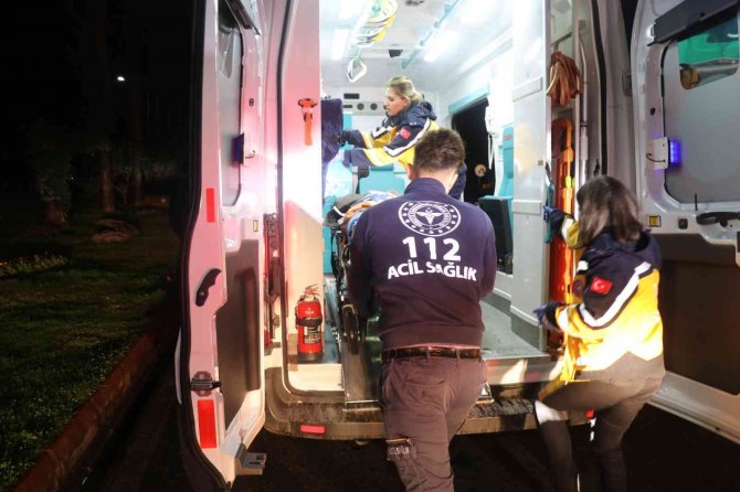 Otomobil Beton Aydınlatma Direğine Çarptı: 1’i Ağır 5 Yaralı
