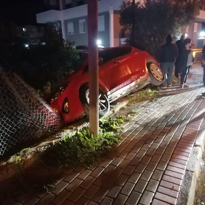 Kediye Çarpmamak İçin Manevra Yaptı, Bahçe Duvarında Asılı Kaldı