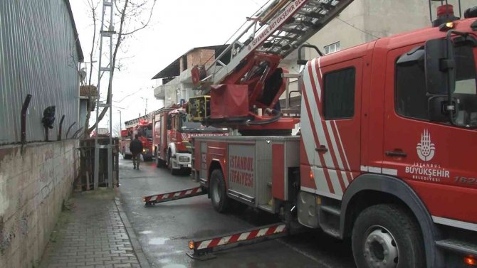 Başakşehir’de 2 Katlı Binanın Çatısında Korkutan Yangın