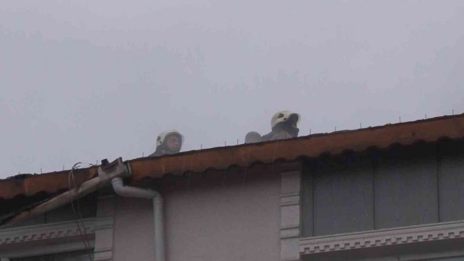 Başakşehir’de 2 Katlı Binanın Çatısında Korkutan Yangın