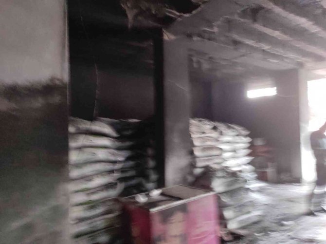 Kozluk’ta Market Yangınında 2 Kişi Hafif Derecede Yandı, 10 Kişi Dumandan Zehirlendi
