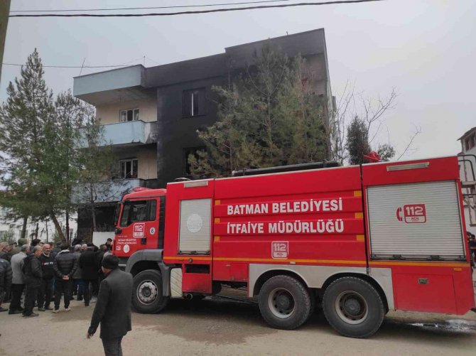 Kozluk’ta Market Yangınında 2 Kişi Hafif Derecede Yandı, 10 Kişi Dumandan Zehirlendi