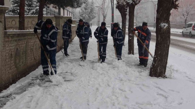 Bingöl’de Kar Yağdı, Belediye Ekiplerinin Mesaisi De Başladı