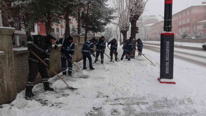 Bingöl’de Kar Yağdı, Belediye Ekiplerinin Mesaisi De Başladı
