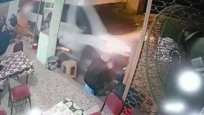 Bursa’da Yürekleri Ağza Getiren Anlar..minibüsün Altında Kalmaktan Kıl Payı Kurtuldular
