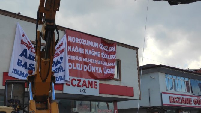 Tören Alanında Esprili Pankartlar