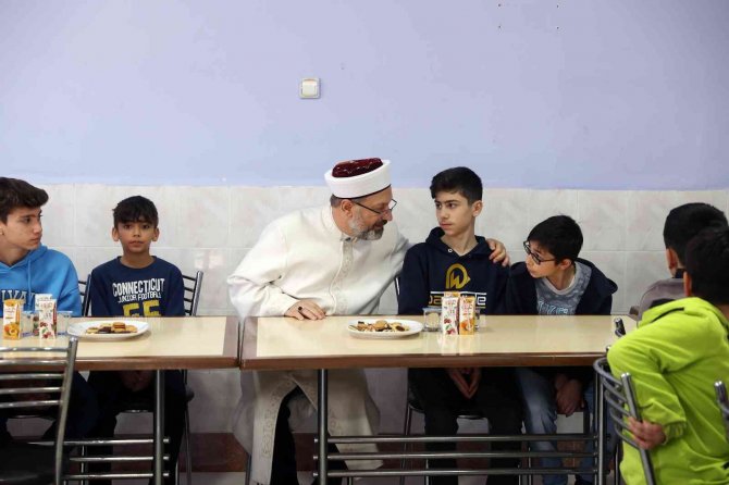 Diyanet İ̇şleri Başkanı Erbaş, Tokat’ta Molla Hüsrev Kur’an Kursu’nu Ziyaret Etti