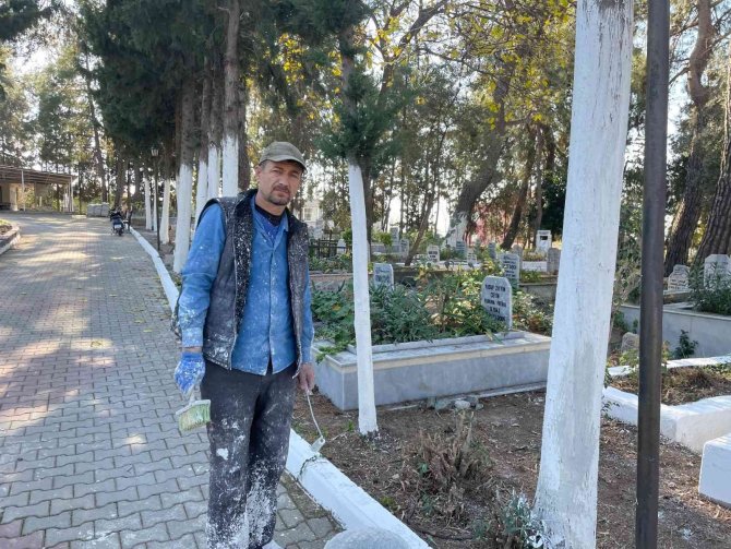 Anne Ve Ağabeyinin Mezarının Bulunduğu Kabristanda Gönüllü Temizlik Yapıyor