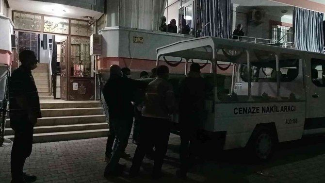 Emekli Öğretmen Evinde Ölü Bulundu