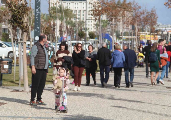 Antalyalılar Fırtınanın Ardından Sahile Akın Etti