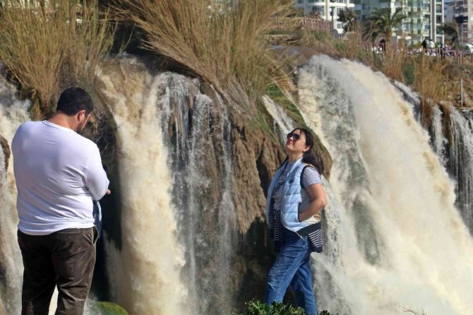 Dün Fırtına Sebebiyle Ters Akan Dünyaca Ünlü Şelale, Bugün Manzarasıyla Çitleri Aştırdı