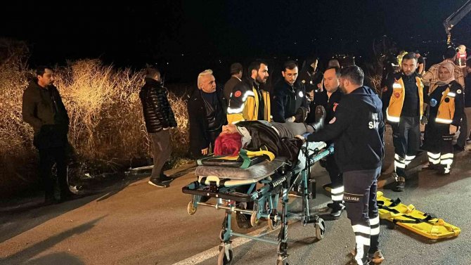 Taksi Dehşet Saçtı: İ̇ki Otomobilin Köprüden Uçtuğu Kazada 2’si Ağır 5 Kişi Yaralandı