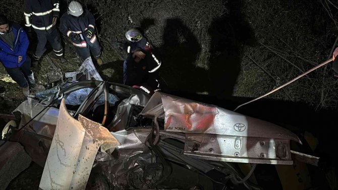 Taksi Dehşet Saçtı: İ̇ki Otomobilin Köprüden Uçtuğu Kazada 2’si Ağır 5 Kişi Yaralandı