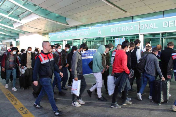 Türkiye’ye Yasa Dışı Yollarla Giren Afganistan Uyruklu 139 Kaçak Göçmen Sınır Dışı Edildi