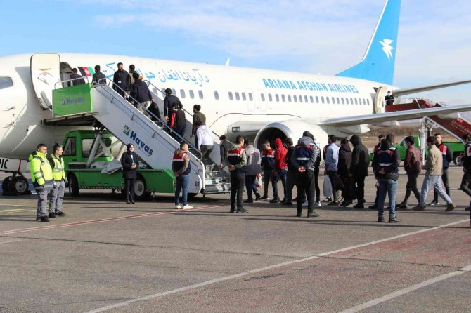 Türkiye’ye Yasa Dışı Yollarla Giren Afganistan Uyruklu 139 Kaçak Göçmen Sınır Dışı Edildi