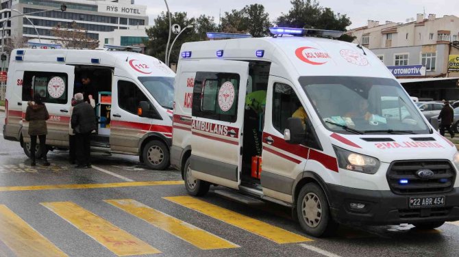 Edirne’de 3 Otomobilin Karıştığı Kazada İki Kişi Yaralandı