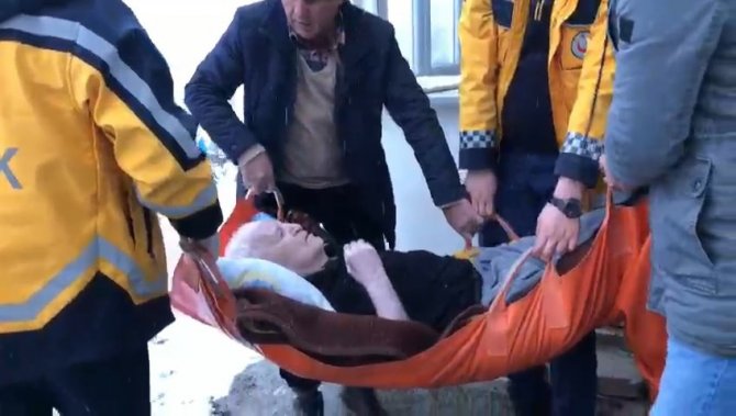 Elazığ’da Kalp Hastası Köylü, Ekiplerin Yarım Saatlik Çalışmasıyla Hastaneye Kaldırıldı