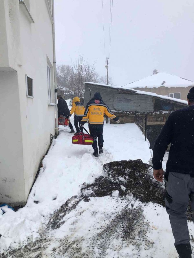 Elazığ’da Kalp Hastası Köylü, Ekiplerin Yarım Saatlik Çalışmasıyla Hastaneye Kaldırıldı
