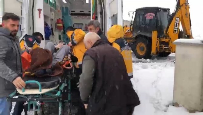 Elazığ’da Kalp Hastası Köylü, Ekiplerin Yarım Saatlik Çalışmasıyla Hastaneye Kaldırıldı