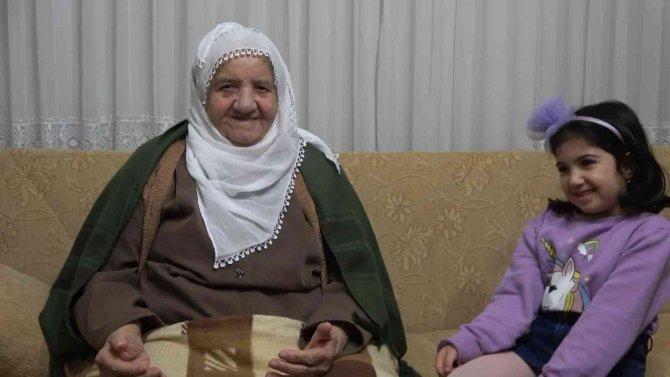 Şivesiyle Bir Şehri Kendine Hayran Bıraktı: 86’lık Raife Nine Sosyal Medyanın Yeni Fenomeni Oldu