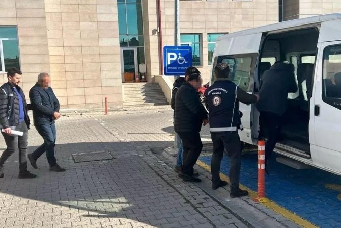 Yolcu Otobüsünün Deposunda Kaçak Göçmen Taşıyan 3 Kişi Tutuklandı