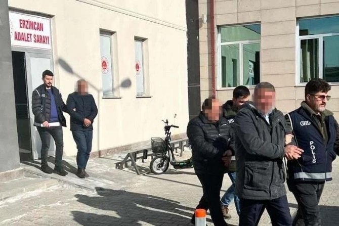 Yolcu Otobüsünün Deposunda Kaçak Göçmen Taşıyan 3 Kişi Tutuklandı