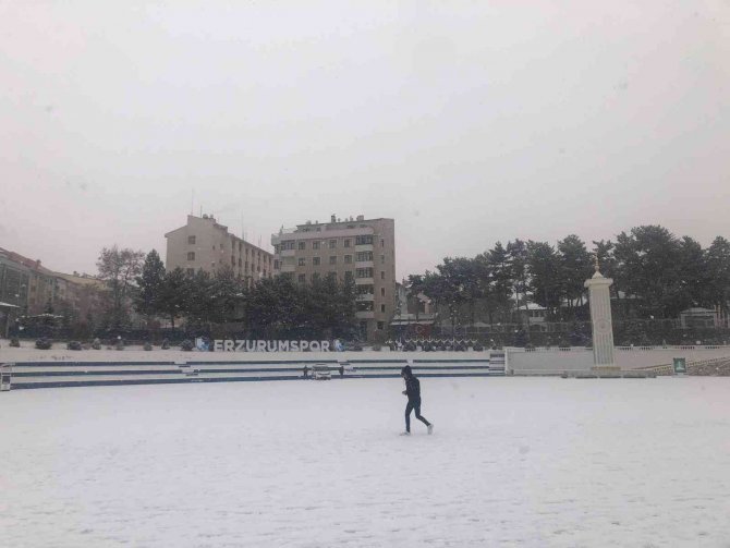 Erzurum’da Beklenen Kar Geldi