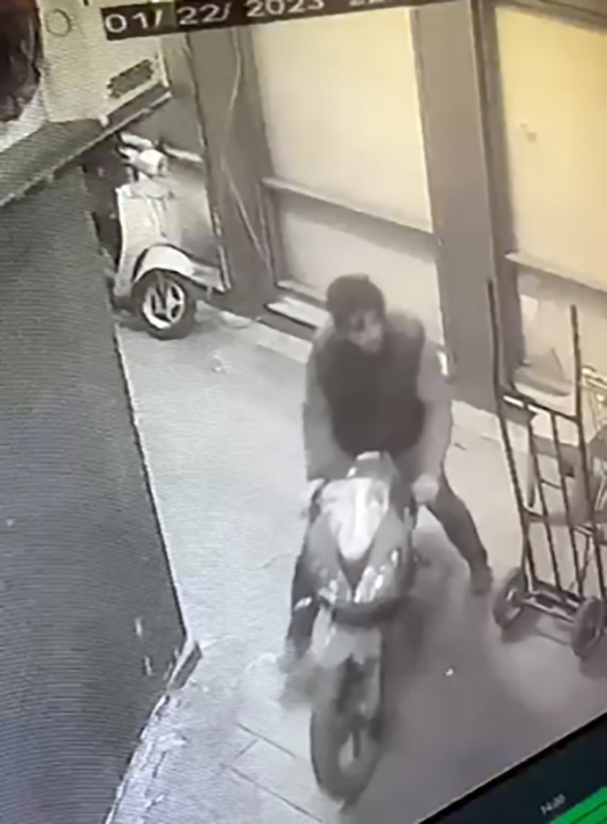 Eyüpsultan’da 2 Hırsız, Park Halindeki Motoru Kendilerininmiş Gibi Alıp Götürdü