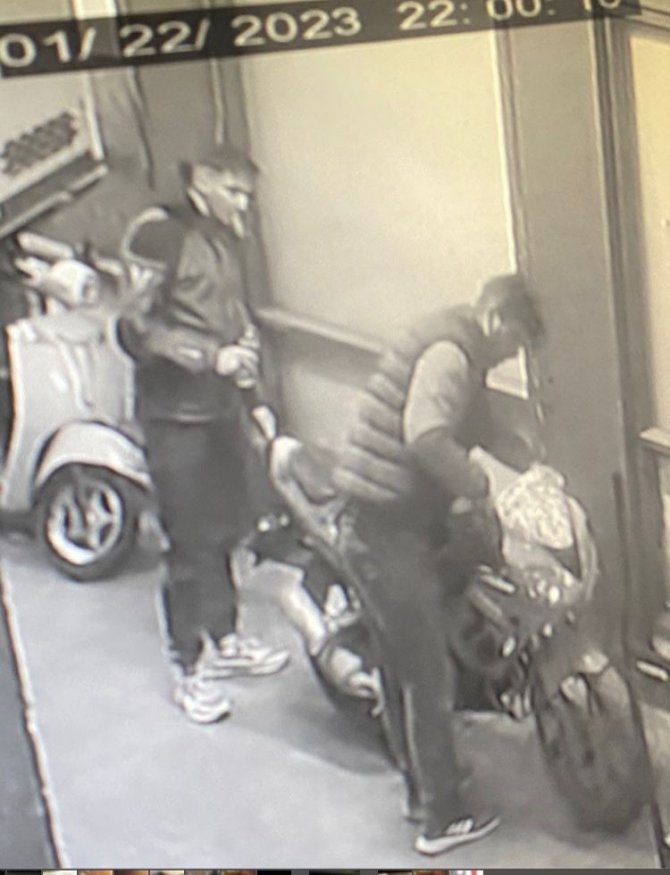 Eyüpsultan’da 2 Hırsız, Park Halindeki Motoru Kendilerininmiş Gibi Alıp Götürdü