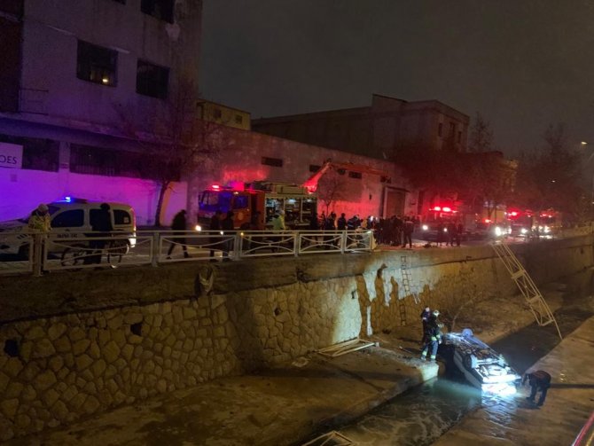 Gaziantep’te Otomobil Dereye Uçtu: 2 Yaralı