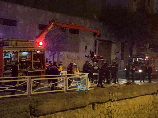Gaziantep’te Otomobil Dereye Uçtu: 2 Yaralı